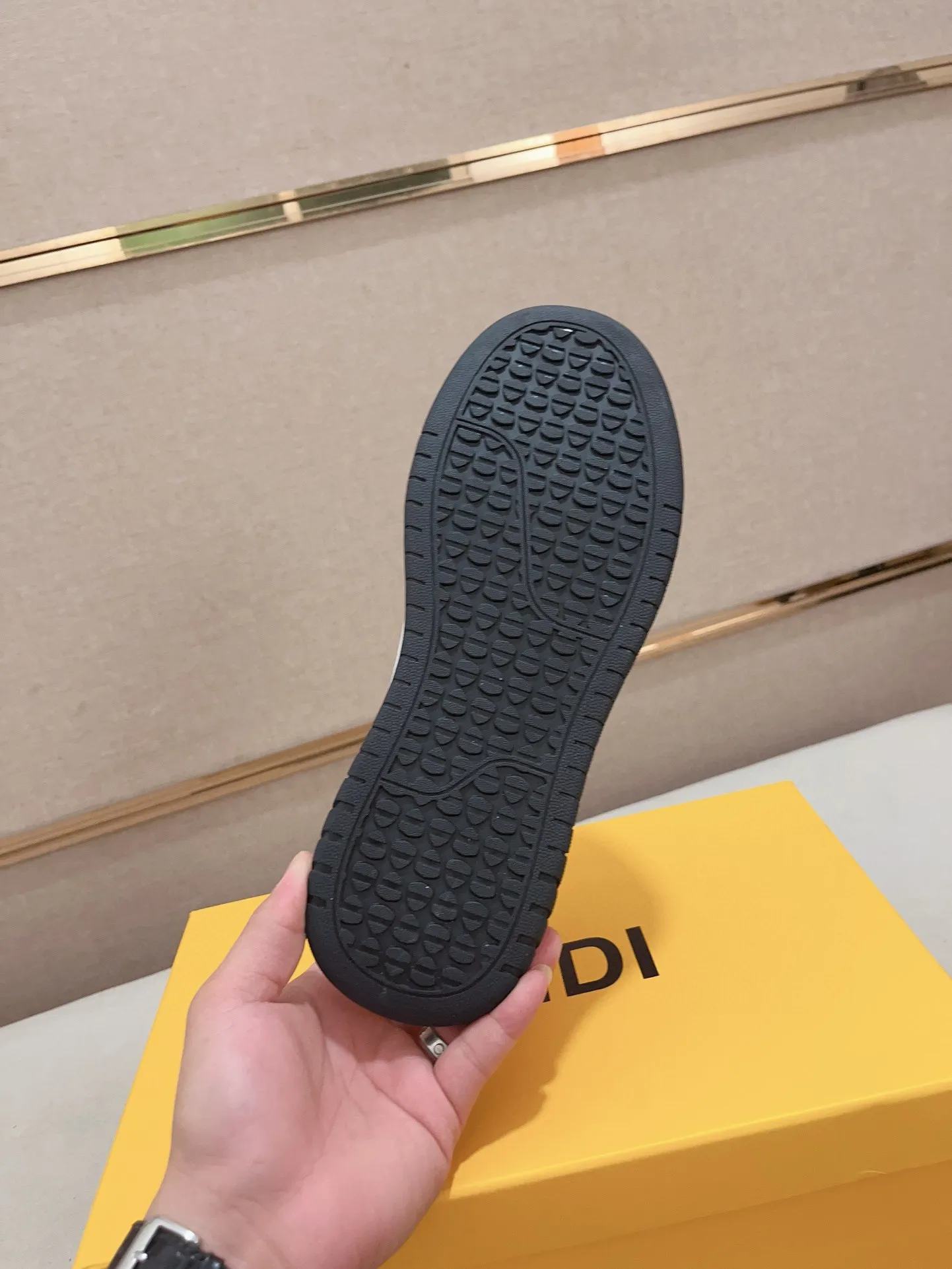 Men's shoes💰: 400💰[Fendi] Fendi's latest casual shoes for men! Available at counters simultaneously! A one-to-one replica of the original. All imported official website one-to-one cowhide fabric. The interior is made of top-grade sheepskin, and the original factory-supplied rubber outsole is used. Leading new fashion concepts. Matching code: 38-44. (can be customized for 45 non-refundable)